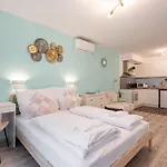 Happy River Apartment 2